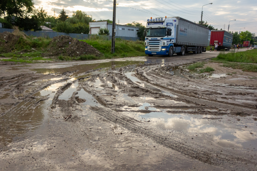 În Fileşti, fiecare ploaie aduce potopul. Cartierul fără drumuri şi canalizare (FOTO)