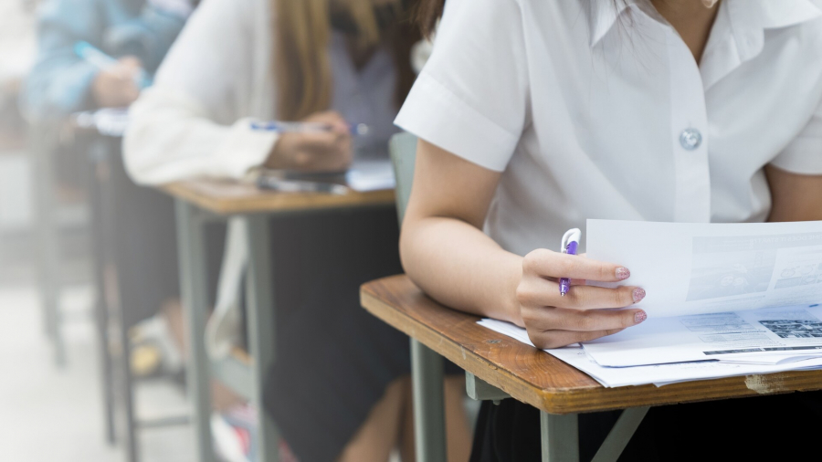 Unii simulează examene, alţii, că fac ore