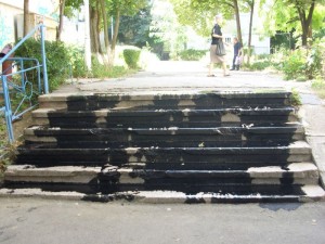 &quot;Idei&quot; cetăţeneşti: Catran pe scările de acces către blocuri