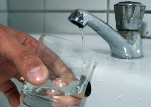 Secetă la robinete, pe caniculă. Siderurgiştilor Vest rămâne fără apă rece potabilă