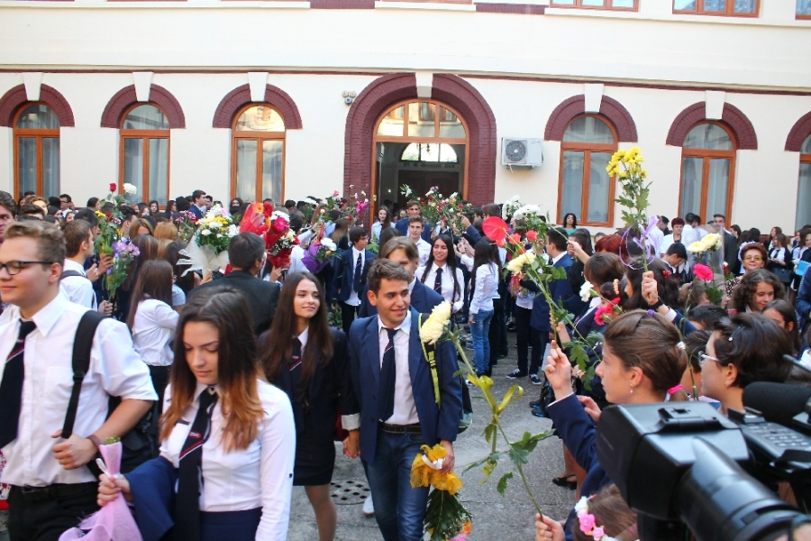 PRIMA ZI DE ŞCOALĂ, la CNVA - Diplomă de excelenţă pentru un olimpic la chimie (FOTO)