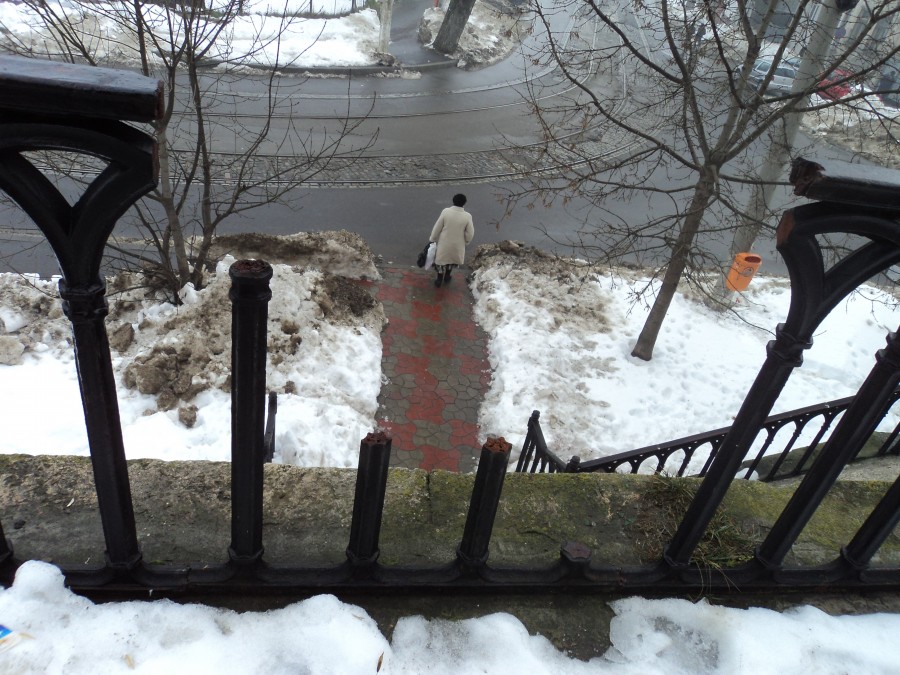 În Galaţi se fură şi istoria/ Scara Moruzi, vandalizată de hoţii de fier vechi