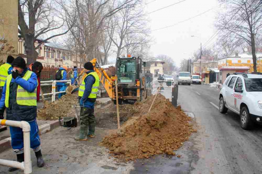 STRADA BĂLCESCU, ciuca... târnăcoapelor. Când nu DISTRUGE asfaltul CET, o face Apă Canal