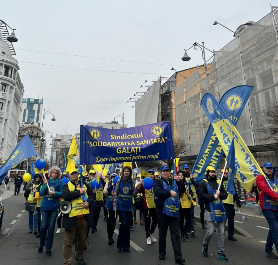 Sute de cadre medicale gălățene au protestat la București