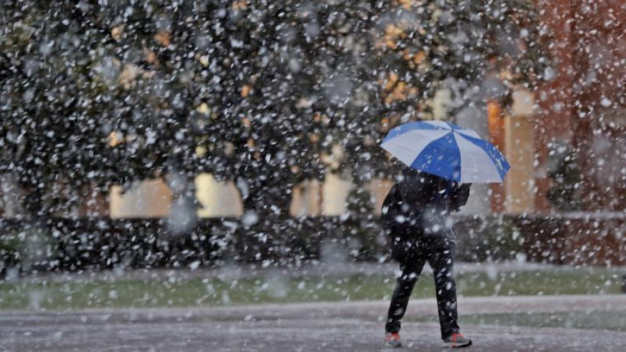 Avertizări meteo. Ploaia de la câmpie se transformă în ninsoare la munte