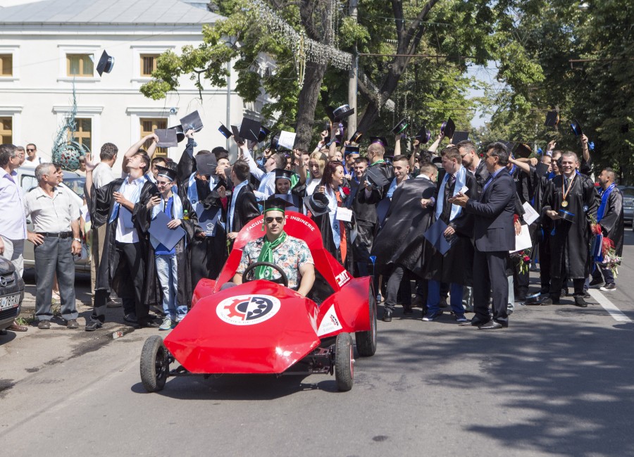 PARADA ABSOLVENŢILOR/ Viitorii INGINERI gălăţeni au luat cu asalt strada Domnească (FOTO&VIDEO)