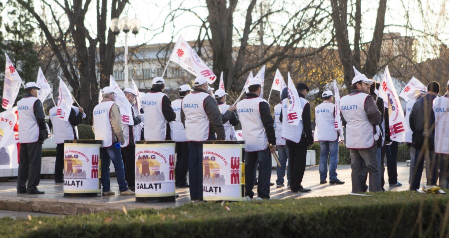 Sindicaliştii de la Cartel Alfa au manifestat cu spatele la Prefectură, în semn de dispreţ faţă de guvernanţi