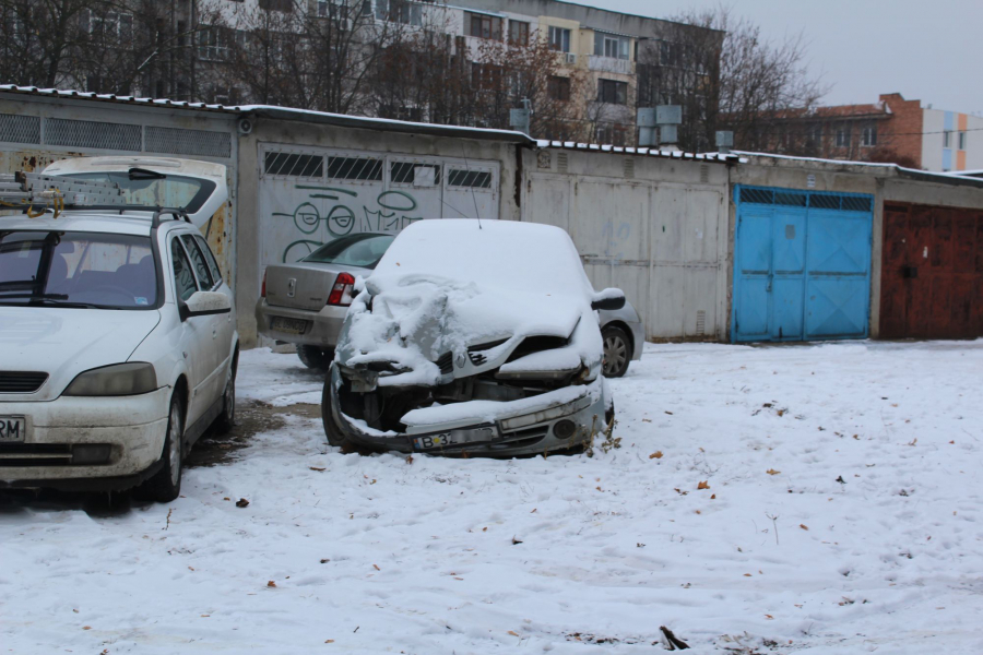 În aşteptarea reabilitării urbane. Ţiglina II, cartier sufocat de garaje şi maşini. REPORTAJ