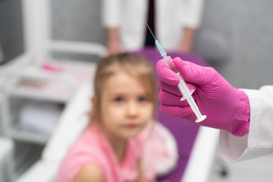 Ce trebuie să știe părinții despre vaccinarea copiilor între 5 și 11 ani