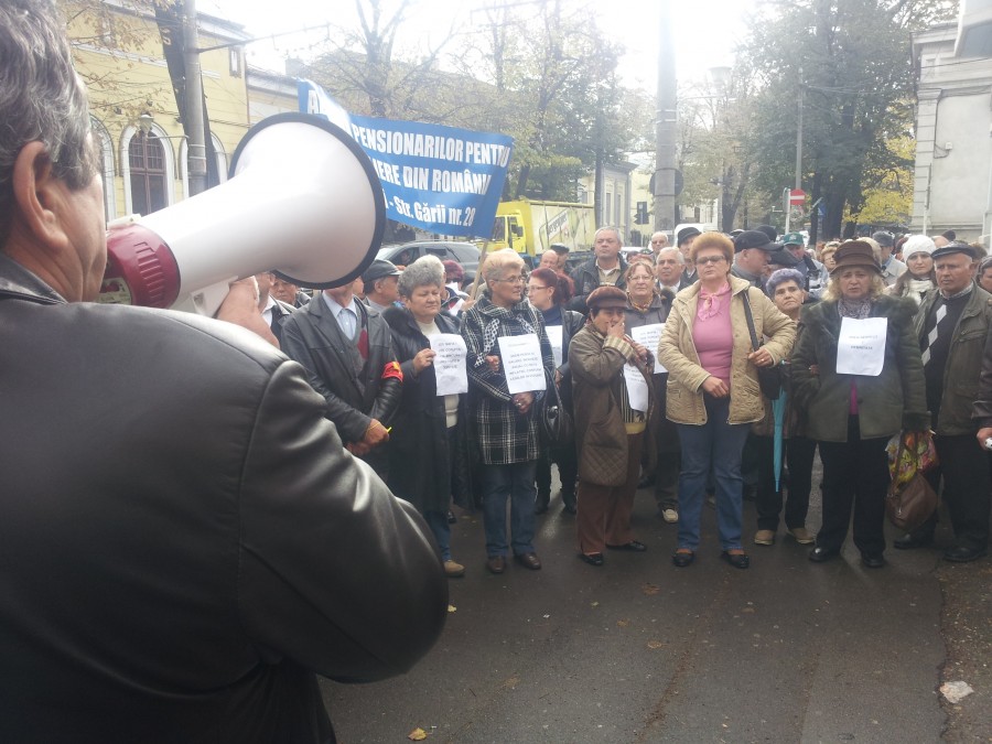 Pensionarii gălăţeni au ieşit din nou în stradă