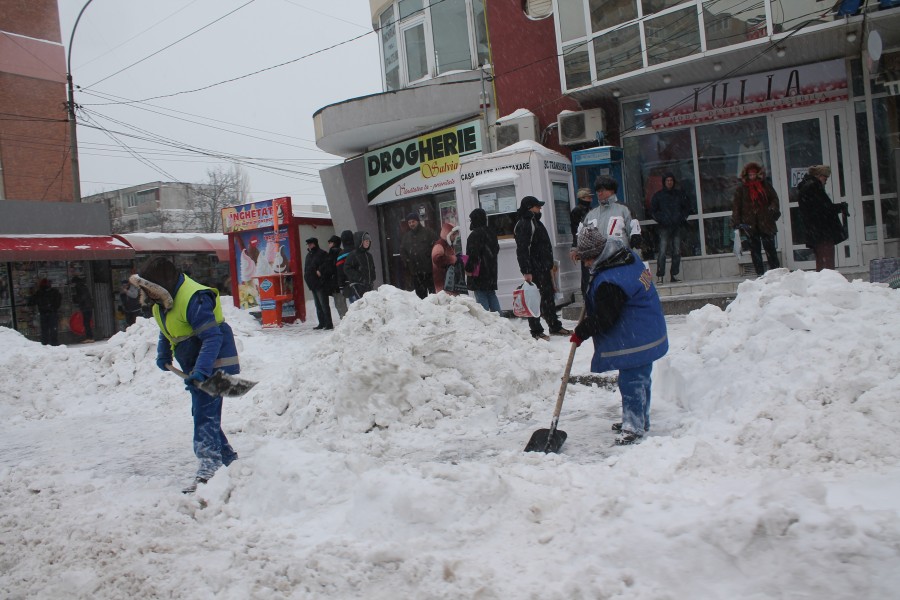 Deszăpezire pe sărite în cartierele Galaţiului/ Vremea rea revine miercuri seară (GALERIE FOTO)