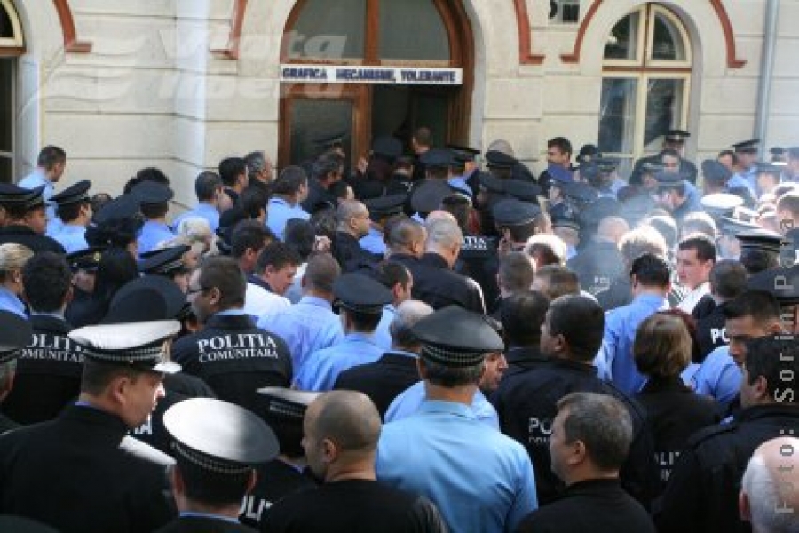 Lupta poliţiştilor comunitari pentru 290 de slujbe 