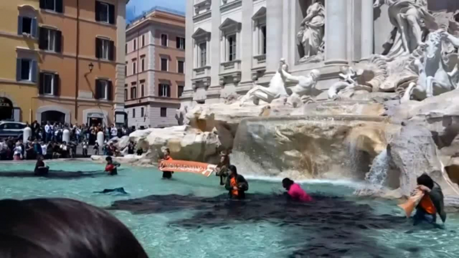 Fontana di Trevi, colorată în negru