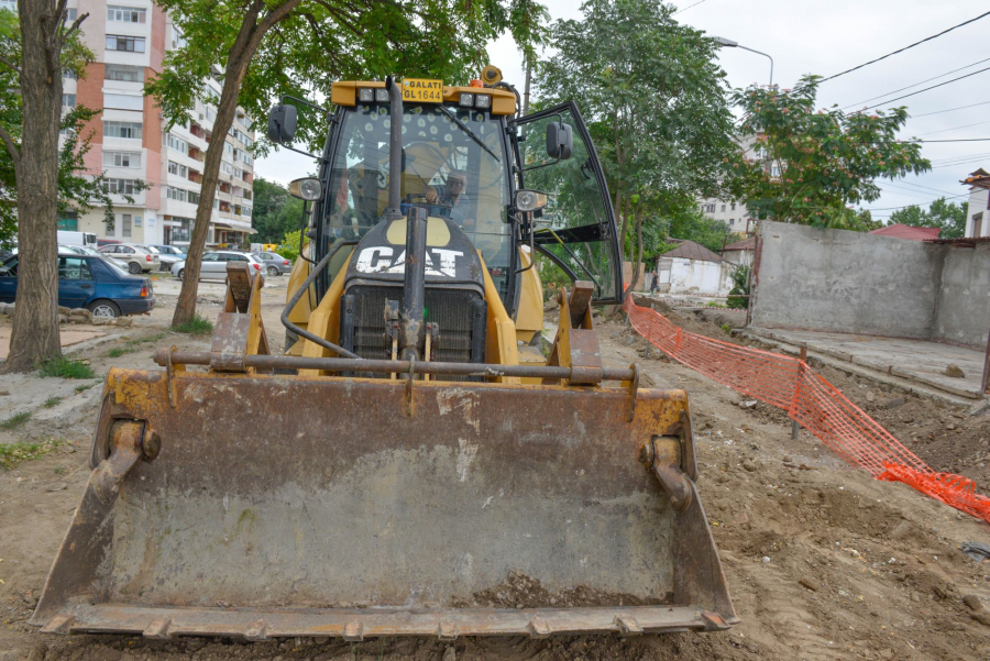 În sfârşit, au demarat lucrările! Se deviază reţelele pentru parcarea supraetajată