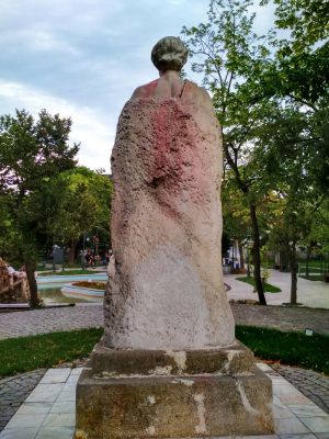 Statuia lui Mihai Eminescu, &quot;vandalizată&quot; de o ghirlandă. Absurd de Galați