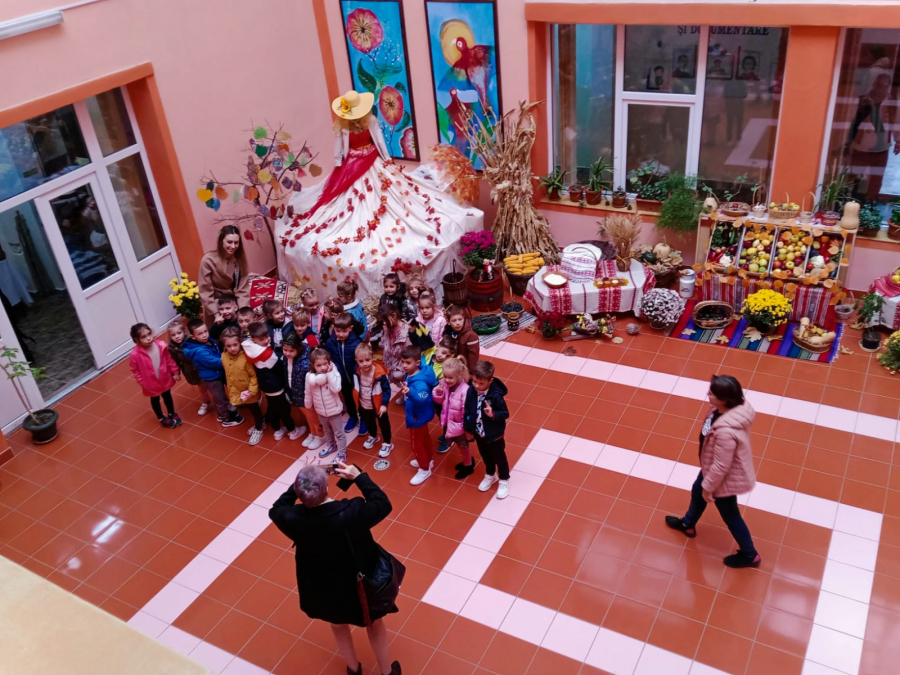 Spectacol cu invitați de poveste la Școala "Mihai Viteazul" (FOTO)