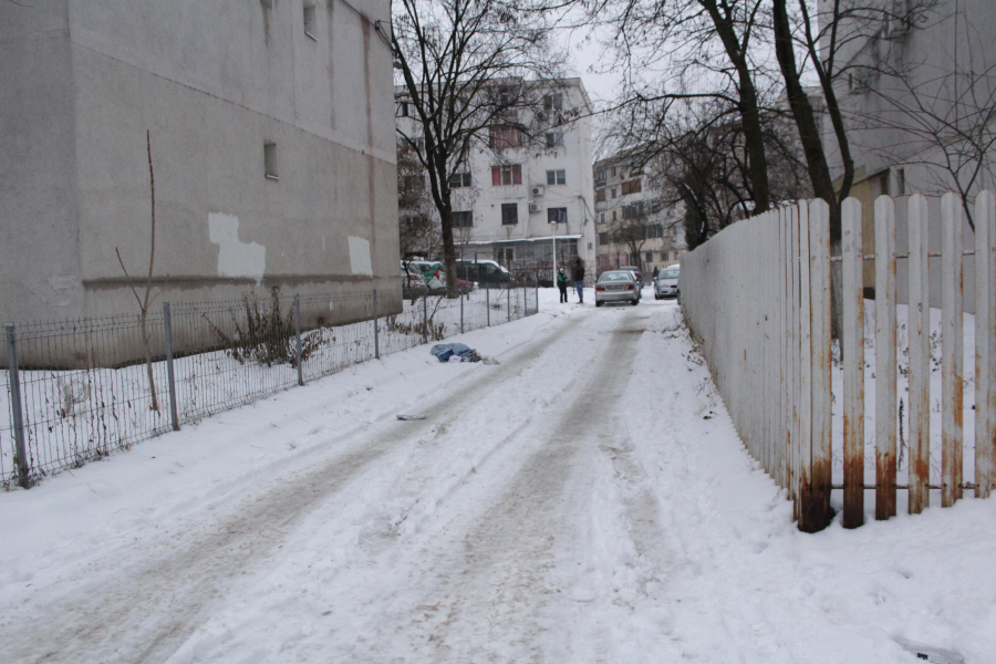 Oraşul împărţit în şase zone pentru deszăpezire. Străzile lăturalnice aşteaptă încă să fie curăţate