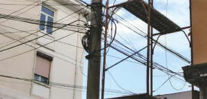 Cablurile de telecomunicații sunt agățate ilegal pe blocuri și case