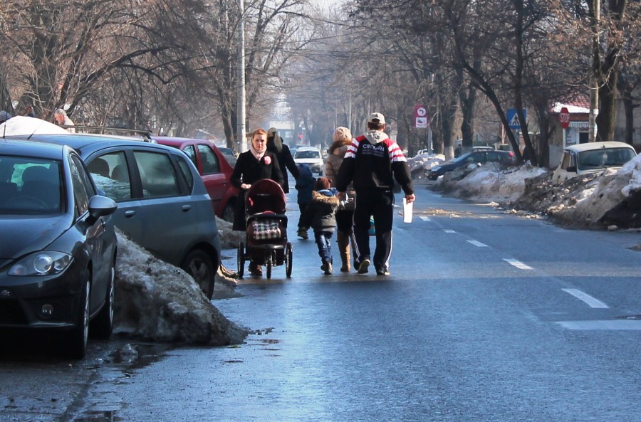 Copii în pericol de accidente rutiere din cauza nămeţilor/ Primăria promite măsuri 