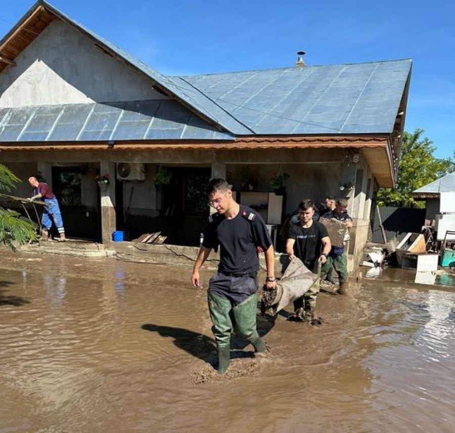 Aproape o mie de pompieri din ţară, trimişi în sprijinul Galaţiului