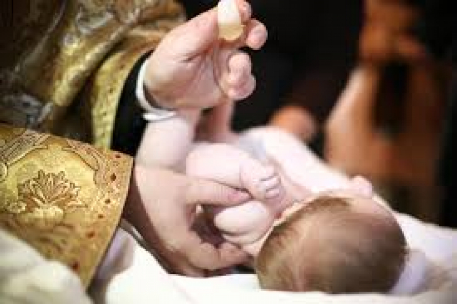 IMPORTANT pentru părinţi. Cum se organizează botezul bebeluşului
