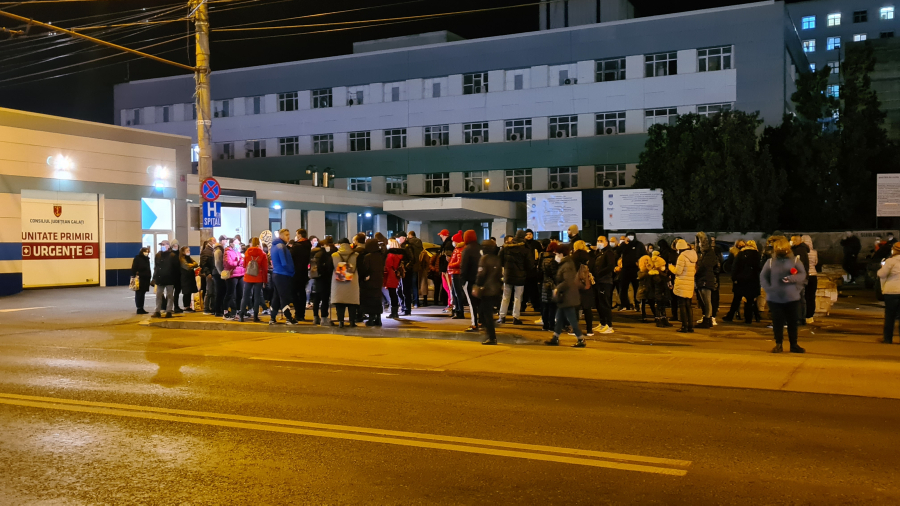 VIDEO. Protest în fața Spitalului Județean. Peste 100 de gălățeni au acuzat indiferența și superficialitatea unor cadre medicale