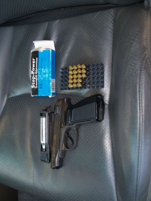 A rămas fără permisul de port armă după ce şi-a lăsat pistolul în cotiera maşinii
