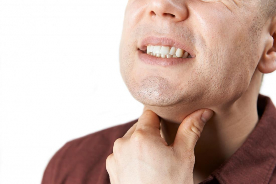 Remedii naturiste care te scapă de durerea în gât