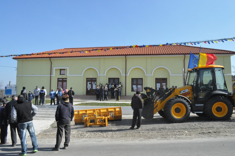 VIDEO/ INEDIT! Buldoexcavator de 125.000 de euro, botezat cu fanfară, la Oancea