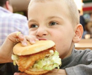 Fast-foodul creşte riscul de apariţie a astmului la copii şi adolescenţi