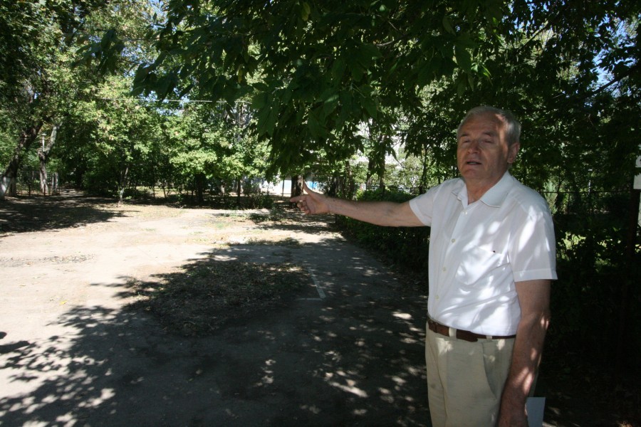 Absurd de Galaţi: Vor avea parc de joacă deşi le fuge terenul de sub bloc