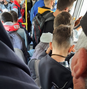 Cu manelele la purtător, în autobuze și în sălile de clasă