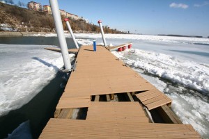 Portul de ambarcaţiuni de pe Faleză a fost rupt de sloiurile de gheaţă (FOTO)