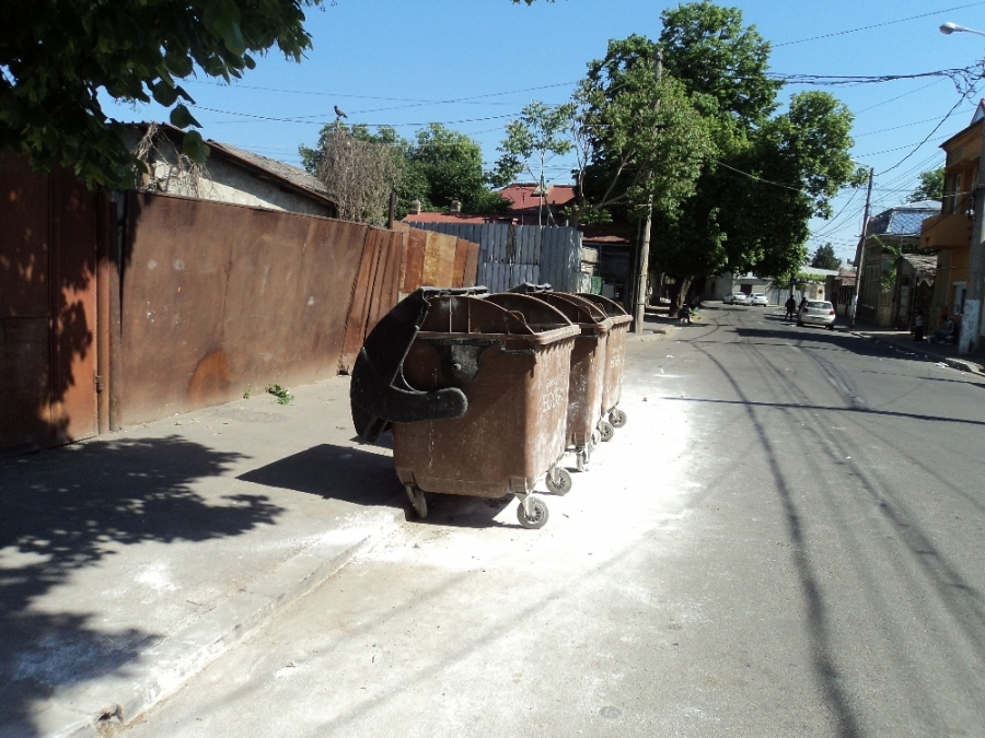 Războiul tomberoanelor din faţa porţii continuă în Galaţi