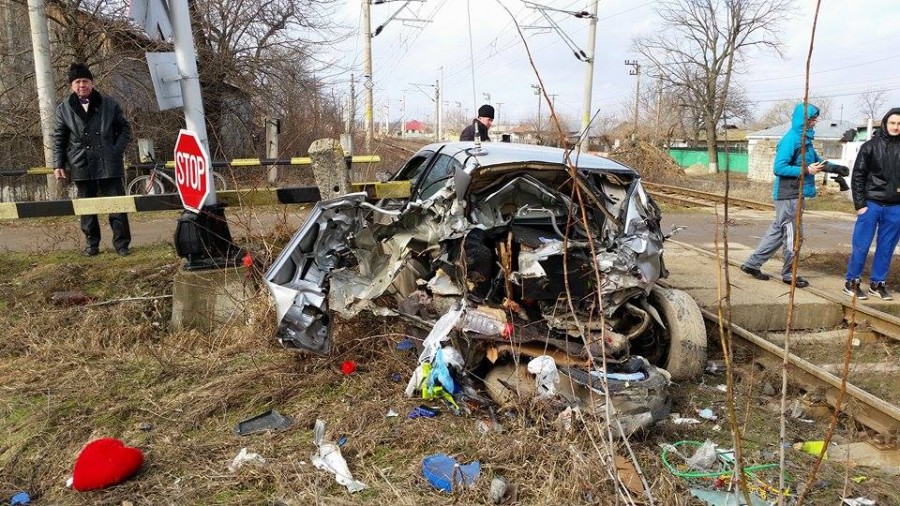 FOTO/ TERIBIL ACCIDENT FEROVIAR la Hanu Conachi! Ce a pățit un ŞOFER care a tăiat calea TRENULUI Iași-Galați