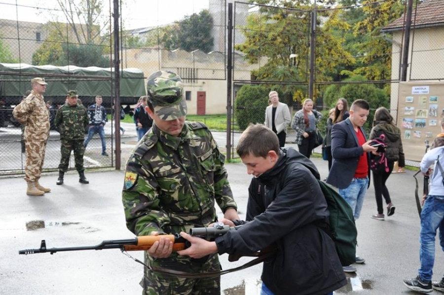 Se dă MILITĂRIA jos din pod la trei şcoli din Galaţi!