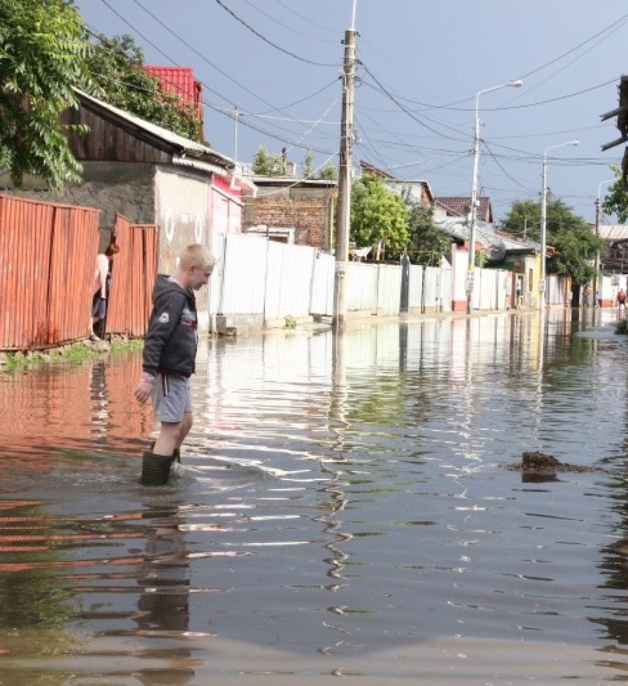 Se strică vremea: Vijelii, averse, descărcări electrice şi grindină