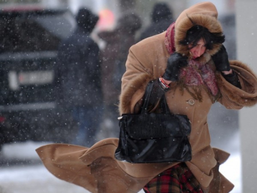 Atentionare meteo! Vânt, ninsoare şi ploaie în toată ţara, sâmbătă, până la ora 16.00