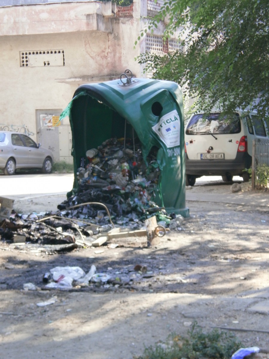 Micro 40: Pubelă arsă pentru distracţie