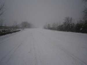 Iarna în judeţul Galaţi: şosele închise şi sate izolate/ Circulaţia spre Vrancea şi Brăila a fost oprită