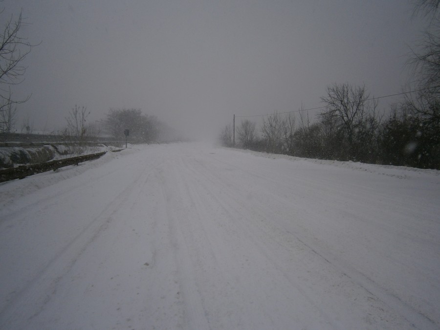 Iarna în judeţul Galaţi: şosele închise şi sate izolate/ Circulaţia spre Vrancea şi Brăila a fost oprită