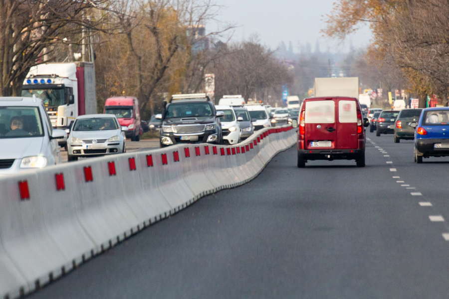 Pro şi contra separatoarelor de pe DN 26. Un ”zid”, singura soluţie de prevenire a tragediilor rutiere