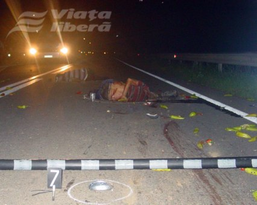 Doi şoferi omorâţi în timp ce făceau o pană
