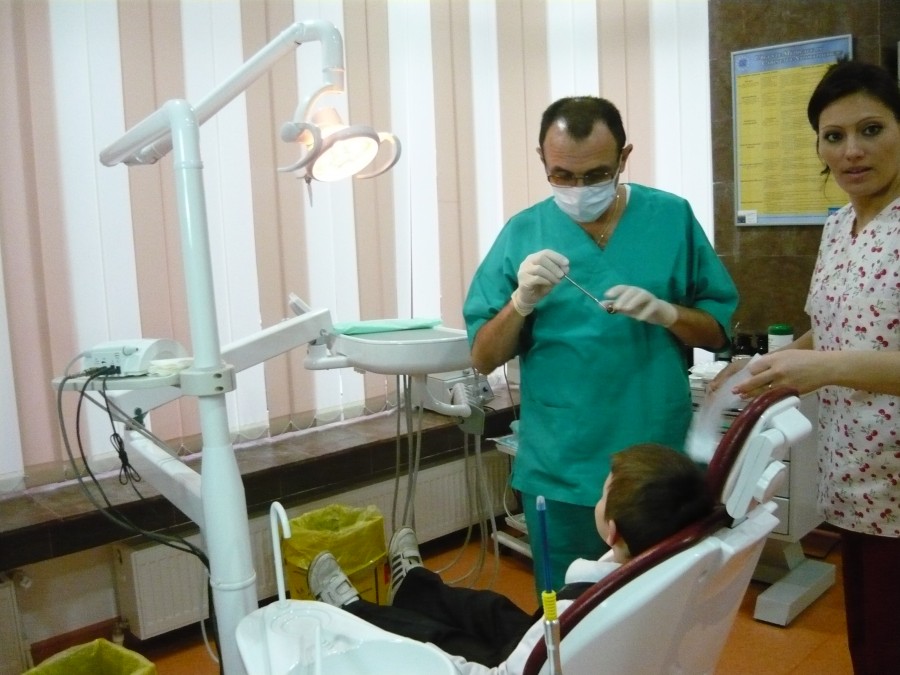 Exerciţiu de voluntariat pentru asistaţii de la „Speranţa”. „Doctorul Măseluţă” a reparat dinţii a 50 de copii