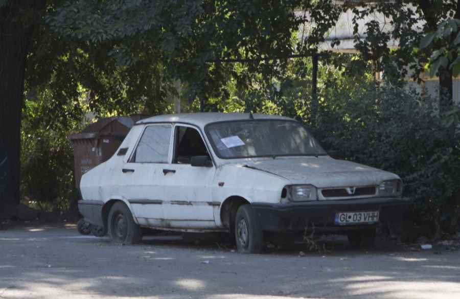 RABLELE ABANDONATE ocupă parcările degeaba şi îi scot din minţi pe gălăţeni (FOTO)