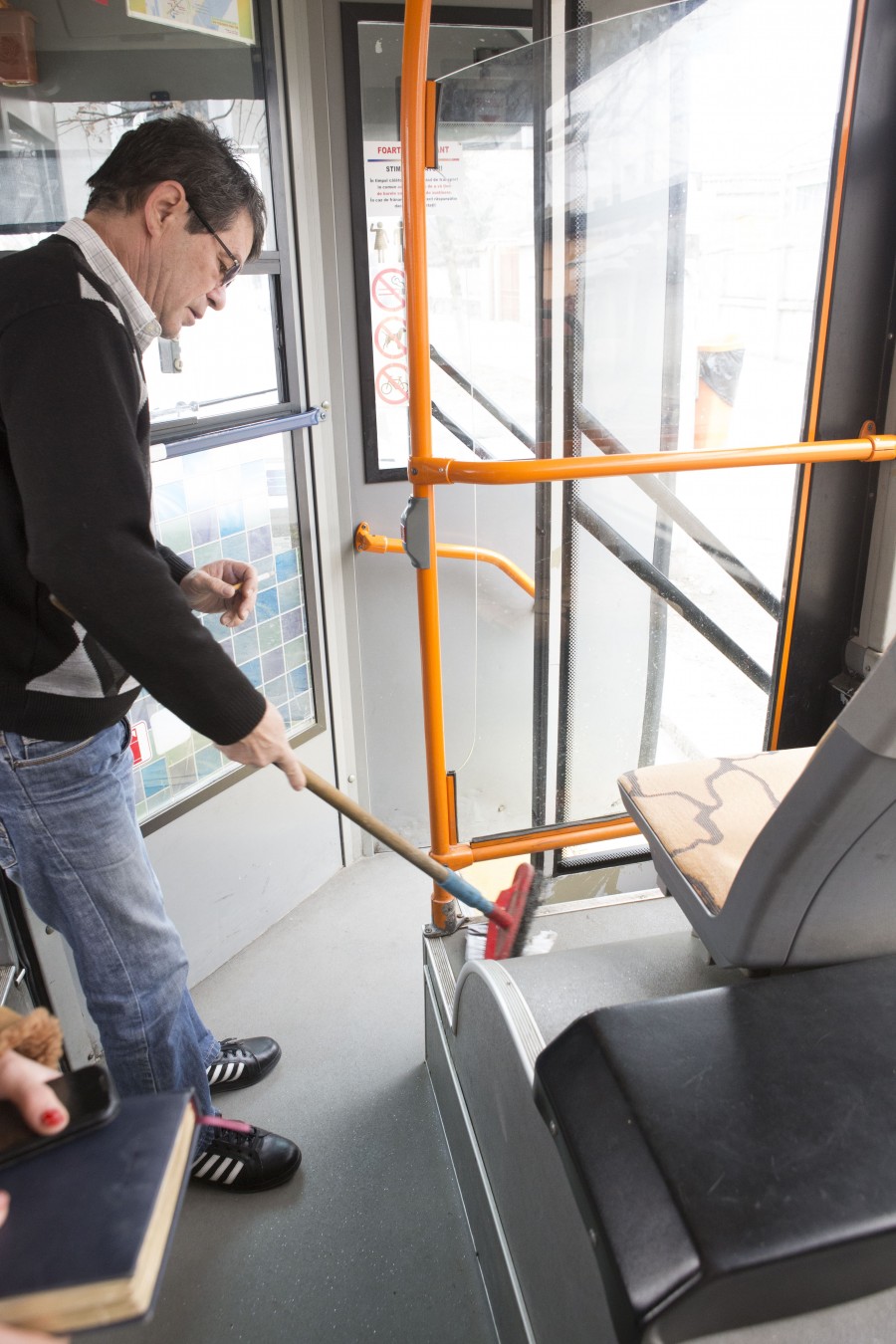 "PRIMATELE" din transportul în comun/ LIPSĂ acută de CIVILIZAŢIE în autobuzele gălăţene