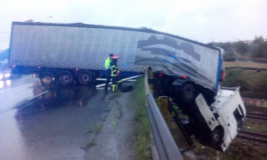 Accident grav la Tirighina. Un tir a fost la un pas să cadă de pe pod