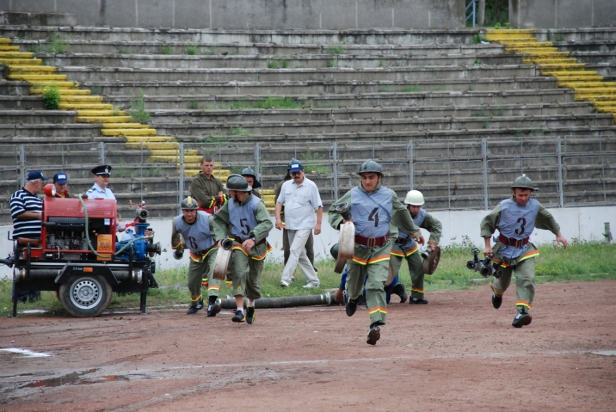 Pompierii s-au întrecut pe Stadionul "Dunărea"