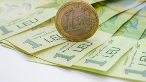 Cursul ar putea ajunge la 6 lei/euro