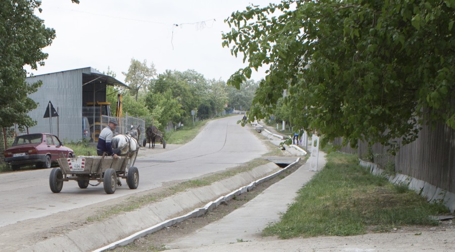 Comuna Cavadineşti, la marginea civilizaţiei. Din 35 km drum de ţară, doar 2 km asfaltaţi!